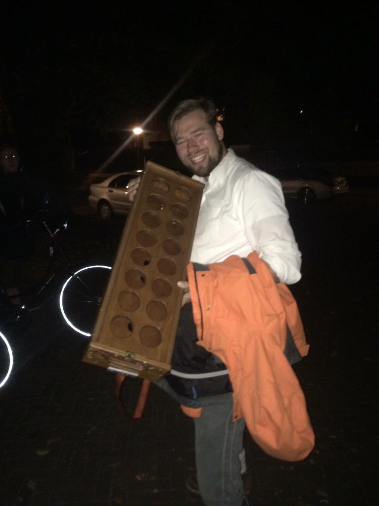 @feestdjivar <a href="/WiedrBie/">Wie d'r Bie</a> ik zou eens op onze Facebook pagina kijken...