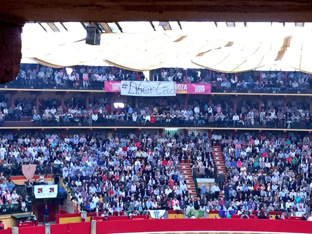 JavierSC89's tweet photo. Prohibido prohibir! 10.000 personas reivindican el toreo. @TorosZaragoza 

Bonito gesto de @TendidoJovenZGZ http://t.co/kwaLjQ7Nkh
