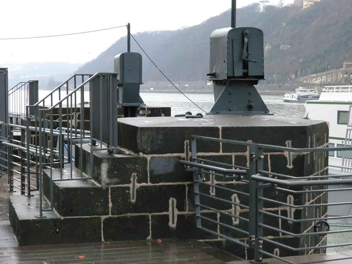 MegaKoblenz2016's tweet image. Dat is Kowelenz #12: Nur noch ein Brückenkopf zeugt von der alten Schiffbrücke in Koblenz. #datiskowelenz