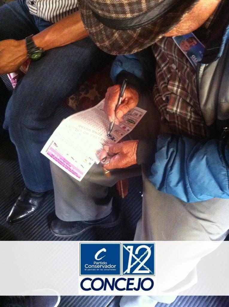 OsorioC12's tweet photo. Hoy en el barrio eucaliptos dando a conocer nuestra propuesta de campaña y  pedagogía electoral. #C12 x #Manizales http://t.co/T7nVy21cTA