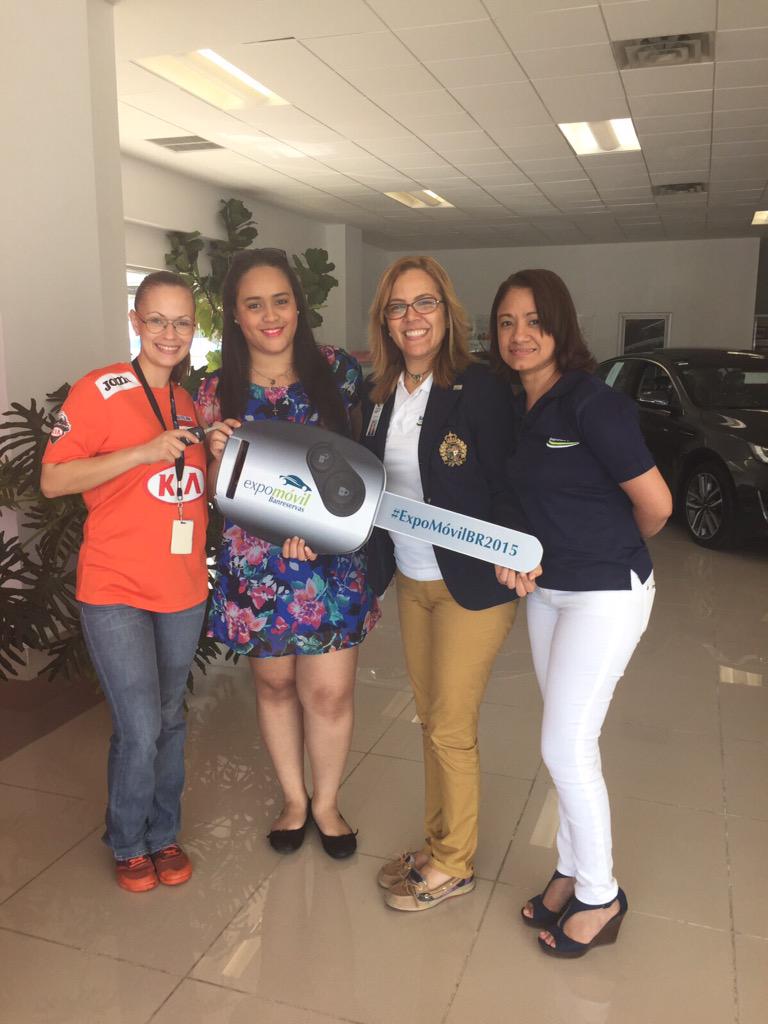 Grupoviamar's tweet photo. ¡Una clienta feliz con su #carropropio de @kiadominicana gracias a #ExpomóvilBanreservas2015! http://t.co/4QchyKC2Fy