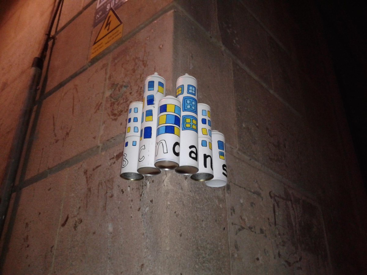 CaligrafiasU's tweet photo. Heu vist aquesta intervenció amb llaunes al carrer del Carme?
#Raval #Barcelona #streetart #llaunes #canattack http://t.co/4PiO3uKsc4