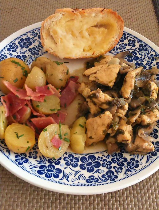 Alguien comi&oacute; delicioso #AmoQueMeCocinen #ConsentidaAlMil http://t.co/7y1AlDns9Z<a href="/tag/amoquemecocinen"class="tags">#AmoQueMeCocinen</a><a href="/tag/consentidaalmil"class="tags">#ConsentidaAlMil</a>