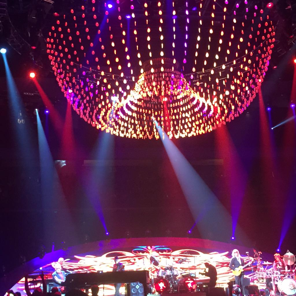 Angie829h's tweet photo. Elllllllt'un! #eltonjohn #secondbestnightever #bestcompanyever #alwaysmember http://t.co/RUjluFaWMN