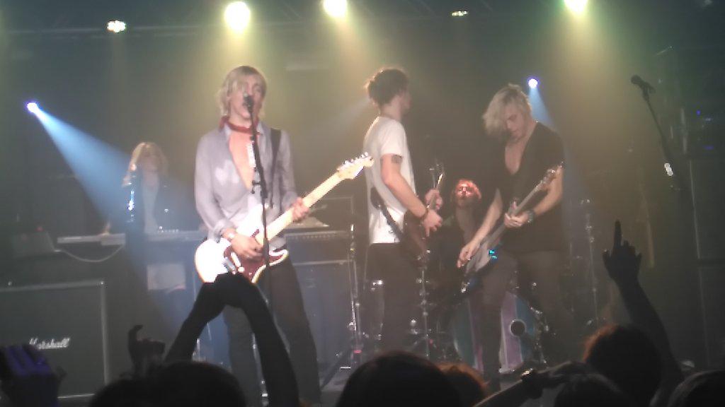 abbiewhale123's tweet photo. Had a great night at @officialR5 with @Izzy4Twix college should be fun tomorrow!! #needingwarmth http://t.co/gTi9qTkcQU