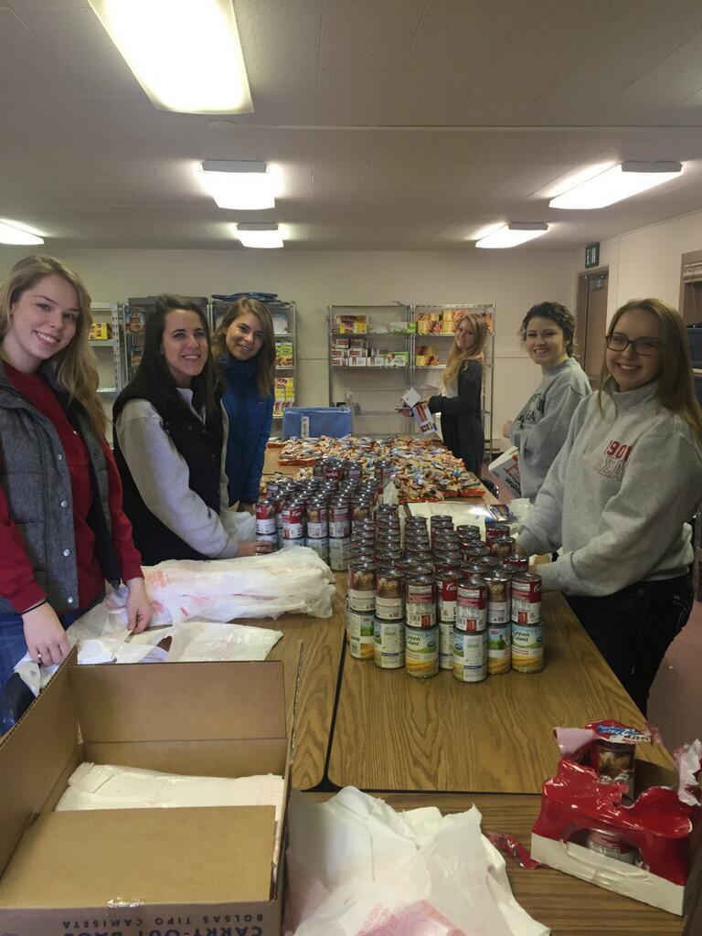 ASAThetaDelta's tweet photo. Donating your time is 500x more fun when you do it with your sistersπ―β€οΈπ #DOTDays #AlphaSigmaAlpha http://t.co/nqQJDPB0da