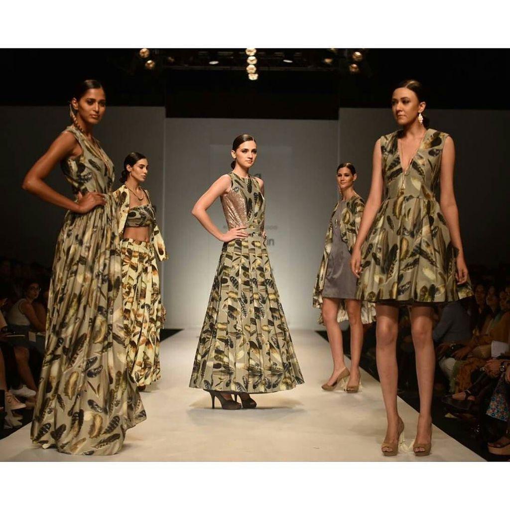 bolly_report's tweet photo. Latest from #AIFWSS16 runway! 
Checkout this Delightful feather prints by @kommalsood #aif… https://t.co/4yZXKqsmMP http://t.co/s9ynbtoYzn