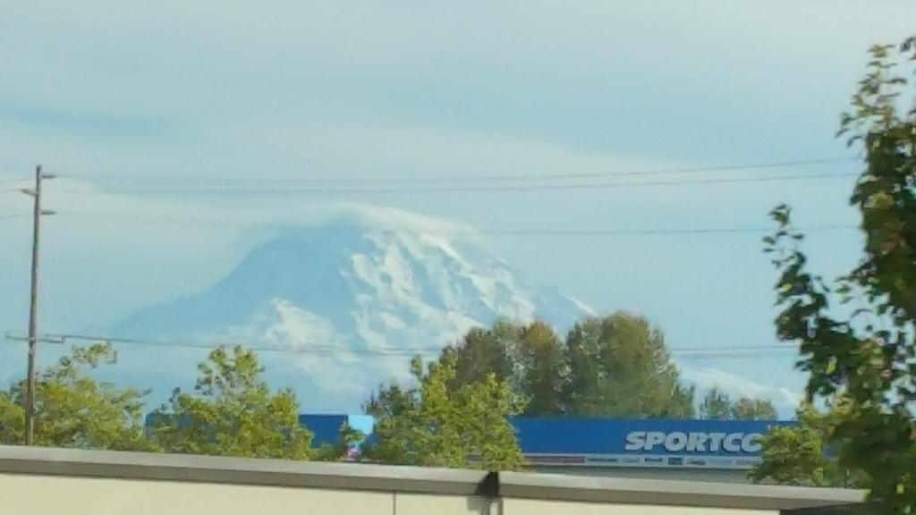 SmileyDudeEDU's tweet image. Just got a glimpse of Mount Ranier #c2enexus7 go to Google Earth and check it out# #StewBuCritters  #edtechlearning