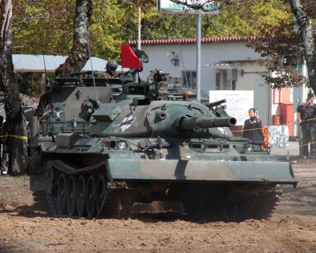 yuugeijinn's tweet image. ドーザープレート付の74式が被弾！戦闘行動不能になるや、11式装軌車回収車が登場。迅速にトゥーバーを装着、その間隊員が89式を構え援護。74式は牽引されて後方へ。 #JGSDF #campkusu #type74 #tank