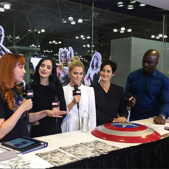 MarvelPelicula's tweet photo. https://t.co/WhRMWIMwPq
#MarvelNYCC: El elenco de DAREDEVIL y Jessica Jones estuvieron en el evento. http://t.co/DsqN875IoN