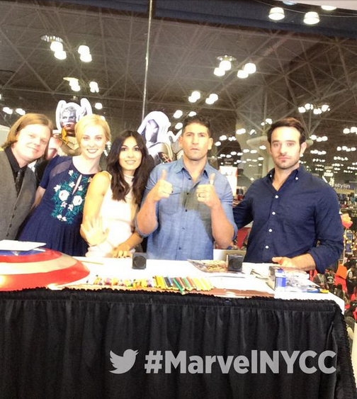 MarvelPelicula's tweet photo. https://t.co/WhRMWIMwPq
#MarvelNYCC: El elenco de DAREDEVIL y Jessica Jones estuvieron en el evento. http://t.co/DsqN875IoN