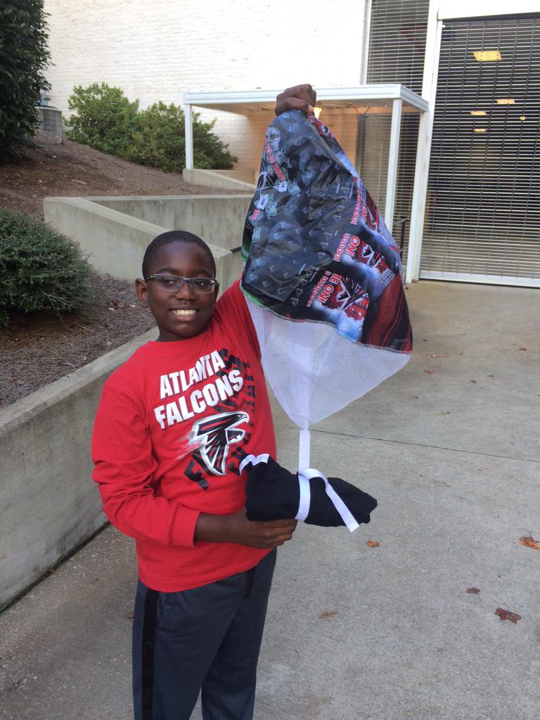 DeidraDukesFOX5's tweet photo. .@AtlantaFalcons 5-0 and my son scored a t-shirt during the game!  A great day! @FOX5Atlanta #fox5atl  #RiseUp http://t.co/2Jsn8GP67H
