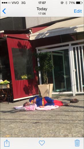 Monteir65022023's tweet photo. Em tempos de crise até o super homem está dormindo na rua! http://t.co/LhaZqTvHVQ