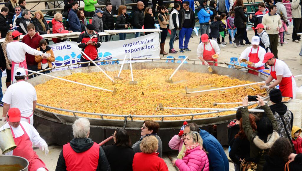 Hoy compartimos la tradicional Paella de la Amistad en Villa Gesell junto con <a href="/gusbarreraOk/">Gustavo Barrera</a> gesell.gov.ar/novedad/10082/…