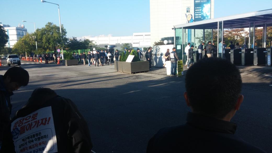 playman0825's tweet image. 쌍용차 투쟁 2335일, 김득중지부장 단식 43일. 날씨가 추워진다. 겨울을 준비해야 할까.