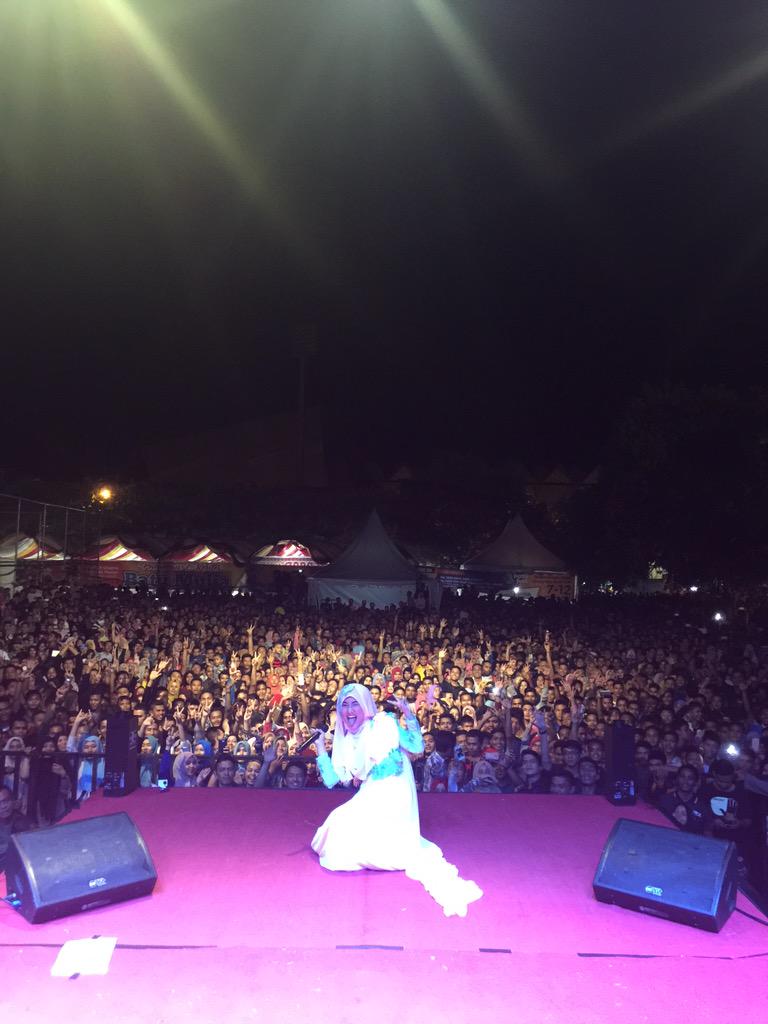 FatinSL's tweet photo. Assalamualaikum, selamat pagi! Makasih yaaa Aceh udah rame kemaren, see yaaaa🙋🏽 http://t.co/BV5vUJUfBB
