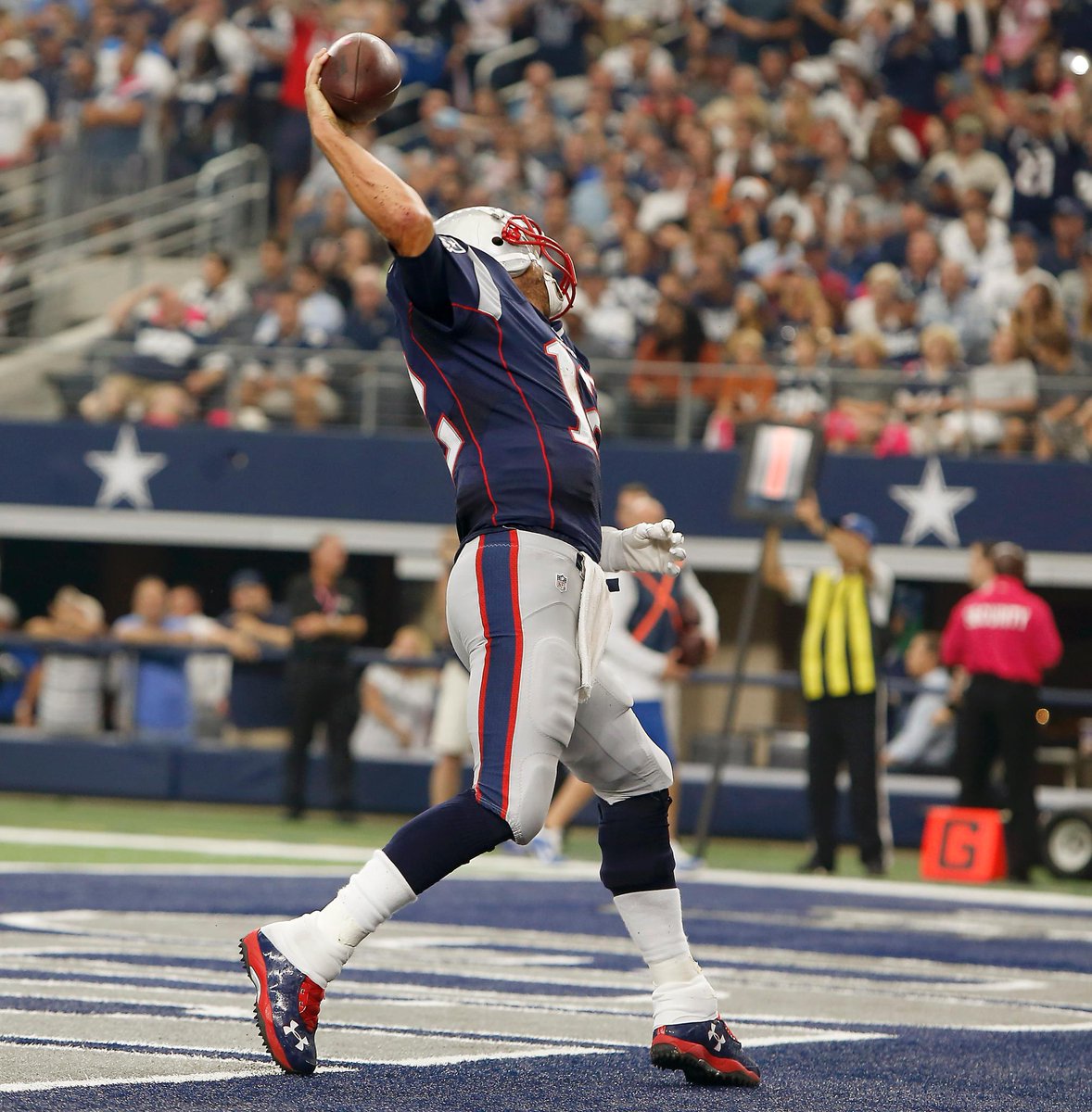 SportsCenter's tweet photo. Tom Brady was initially suspended for 4 games.
Instead, he's thrown for 1,387 Yds &amp; 11 TD... and New England is 4-0. http://t.co/3P1qOV7C0t