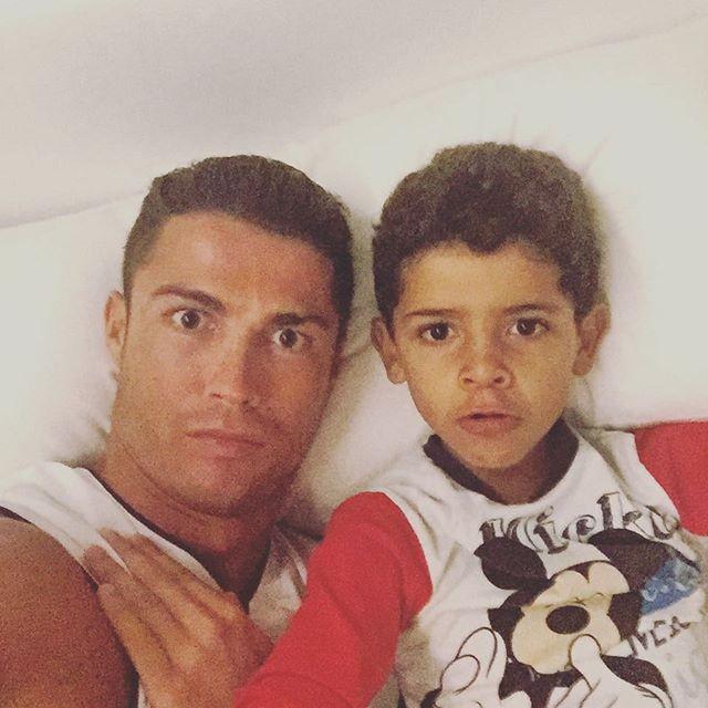 geglobo's tweet photo. Boa noite! De volta a Madri, Cristiano Ronaldo posta foto com o filho http://t.co/RMU8oiFjAx http://t.co/xNWtnd6gm5