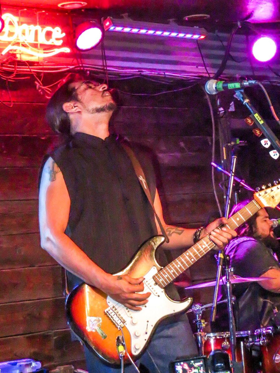 FromTheCrowd61's tweet photo. Singer #Guitarist #HenryGarza of #LosLonelyBoys at @Knuckleheadskc 10-9-15 @loslonelyboys Great Crowd Great Show !!! http://t.co/Mfx1scT8gc