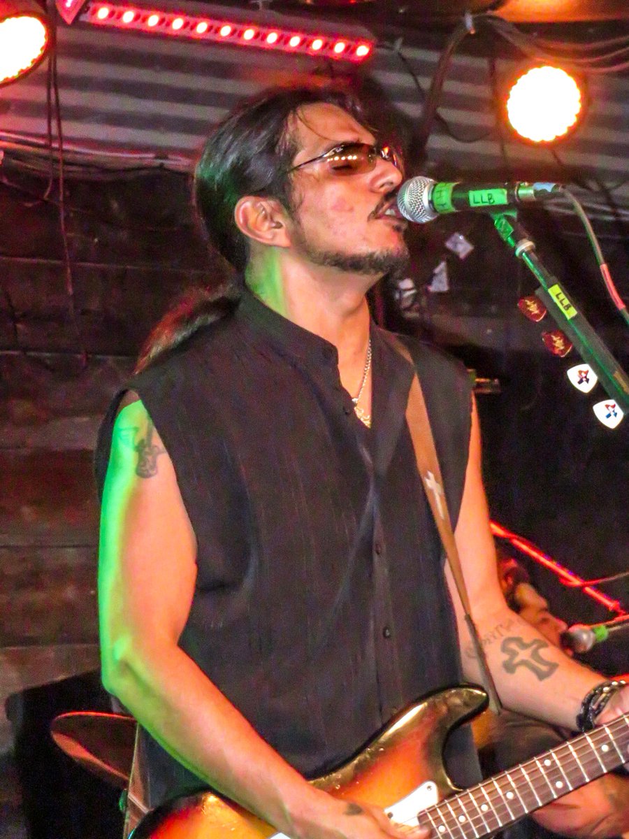 FromTheCrowd61's tweet photo. Singer #Guitarist #HenryGarza of #LosLonelyBoys at @Knuckleheadskc 10-9-15 @loslonelyboys Great Crowd Great Show !!! http://t.co/Mfx1scT8gc