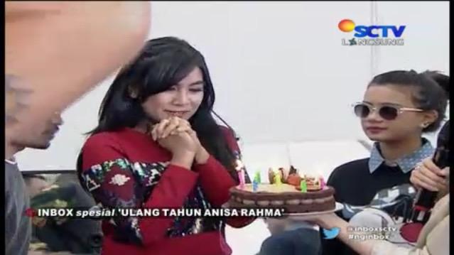 SCTV's tweet photo. Yeayyy selamat ulang tahun @AnisaRahma_Adi ! 😁🎉 #InboxHBDAnisaRahma http://t.co/1wHbiYCbod