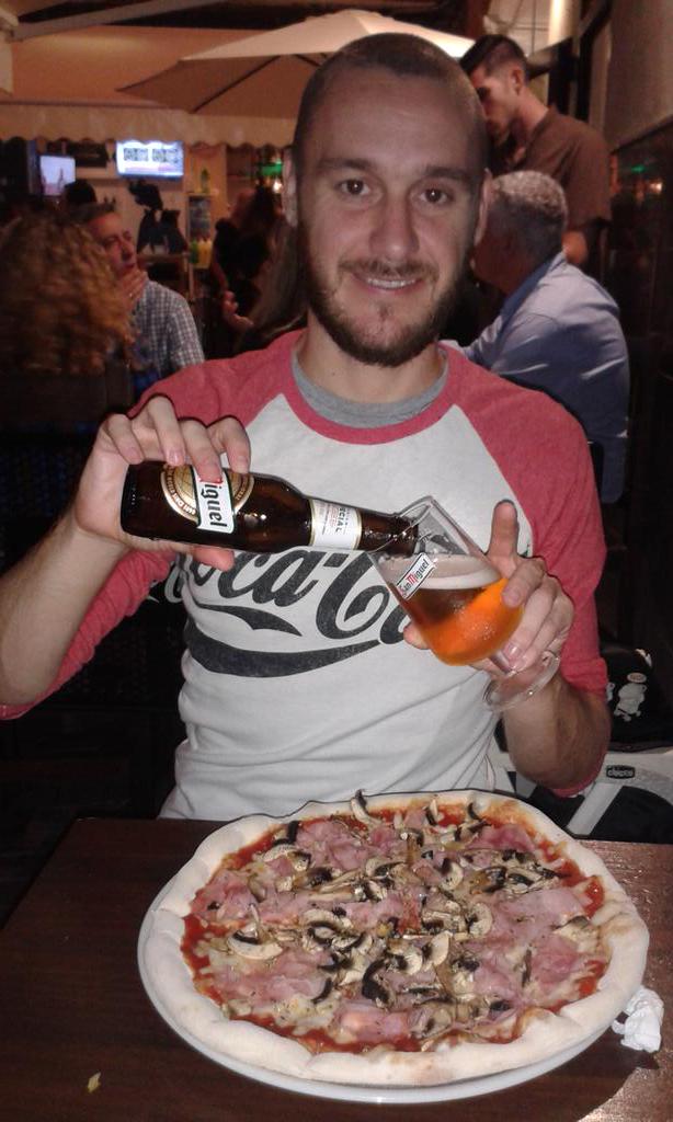 PATRIJIMENEZP's tweet photo. 11-10-15. DE CENITA EN EL ITALIANO!!! #DeCena #DeCerveza #Pizza #Patatas #Aceitunas #Italiano #Malaga #Centro http://t.co/Csi2Vm504Z