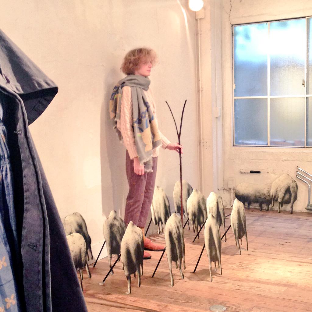 INFAS_FN's tweet image. 東京ファッション・ウイークが本日開幕。「ネ・ネット」によるインスタレーションでスタート。雲に見立てた羊が逆さまに天井につる下がっています！  wwdjapan.com/focus/special/… #wwdjfw #nenet