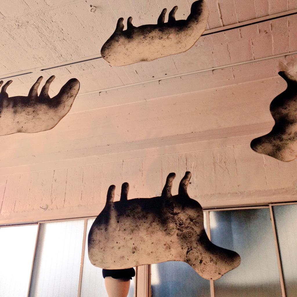 INFAS_FN's tweet image. 東京ファッション・ウイークが本日開幕。「ネ・ネット」によるインスタレーションでスタート。雲に見立てた羊が逆さまに天井につる下がっています！  wwdjapan.com/focus/special/… #wwdjfw #nenet