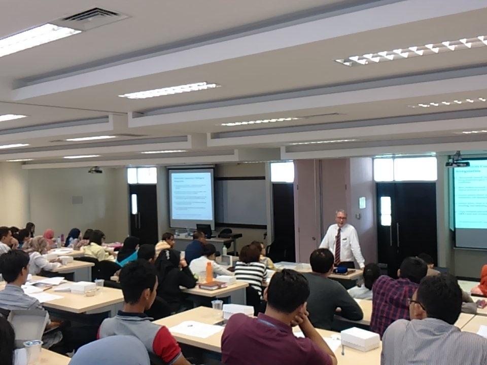 FEBUI_Official's tweet photo. Guest lecture Prof.Pauk Kerin, Ph.D (Profesor and head of the school of economics University of Adelaide Australia) http://t.co/xiDgqehE0q