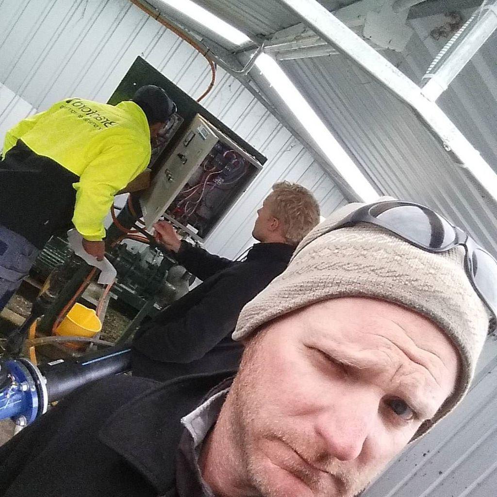 VineyardPaul's tweet image. One of those days. #electrician #headscratch #cuttheredwire