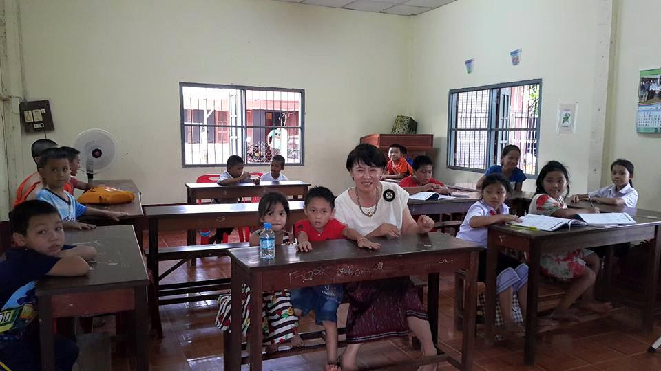 나눔문화예술협회 유현숙 이사장님이 라오스 일정 중에 정말 가정형편이 어려운 아이들을 모아 영어와 컴퓨터를 가르치는 곳을 방문했습니다. 선생님이 부족해 스님과 교육부직원들이 가르치고 있었어요.