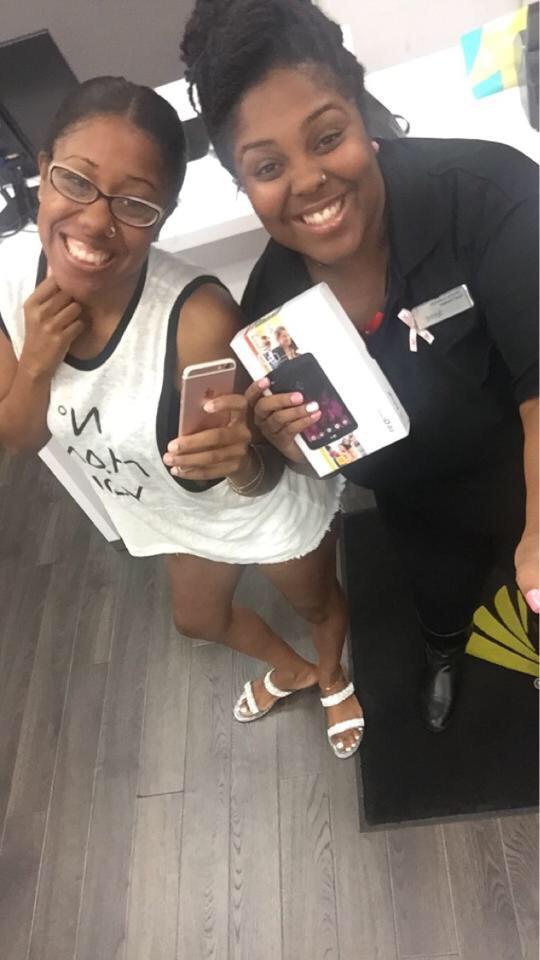direct_store's tweet photo. Another excited customer picking up her new #iPhone6s and #LGGPad @Sprint_West @marceloclaure @BizMMC @bruce_sokol http://t.co/g3KwE5xNBo