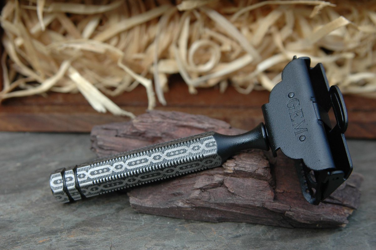 Gem in black and the handle in silver and black antique. Not bad for a 100 year old razor.