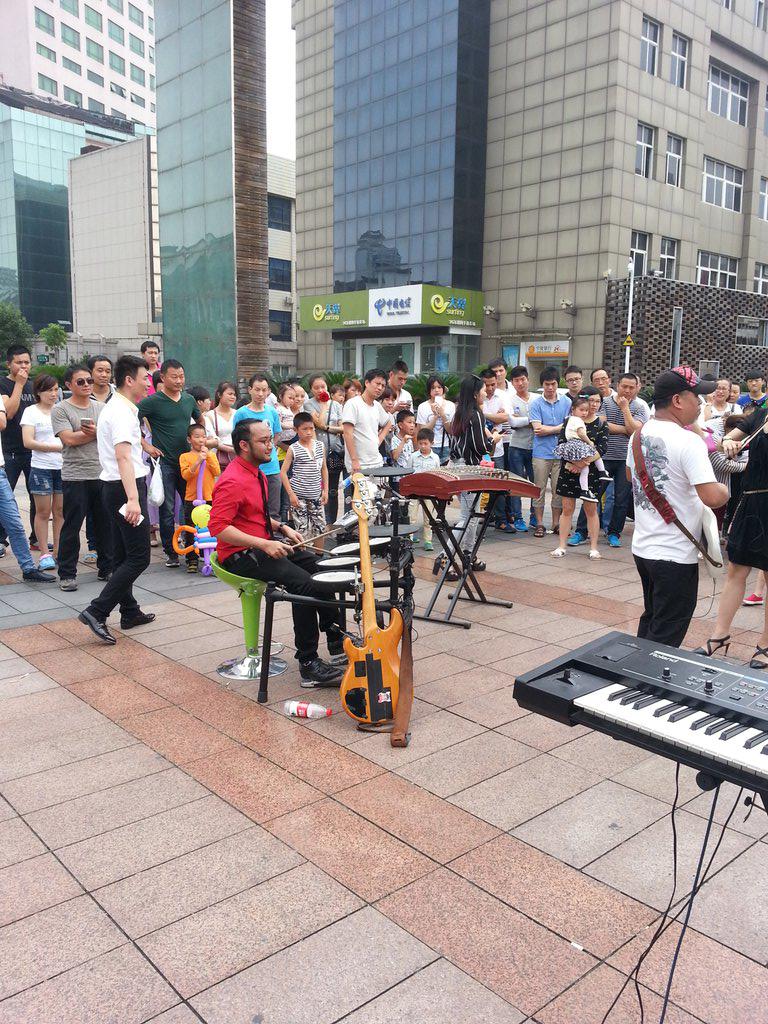 yg nonton matanya pada kecil..mudah2an keliatan dikit lah kalo gua maen drum..