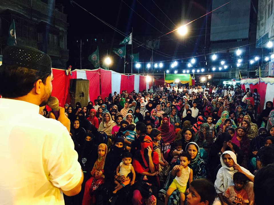 Pakistan Sunni Tehreek Hyd k Distt Convener imran Soharwardi khawateen k ijlas say kitab kar rahay Hain