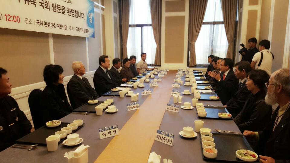 연평해전의 영웅, 6인 용사의 부모님들을 만나뵈었습니다. 우리 새누리당은 나라를 위해 헌신한 분들을 영원히 기억하겠습니다. 그 분들께서 명예로운 예우를 받을 수 있도록 최선을 다하겠습니다.