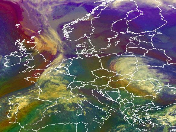 Patches of blue in #Athens and some clouds but clearing up in #Bari. <a href="/eumetsat/">EUMETSAT</a> #msg eumetview.eumetsat.int/mapviewer/ just now: