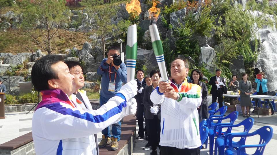 happygangwon's tweet image. 세계중심 강원에서, 함께 뛰자 미래로~! 10월 16일부터 #강릉에서 열리는 #전국체육대회 성화봉송 출발식! 성화봉송 행렬을 만나면 반갑게 맞아주세요!^^  goo.gl/kERXt9 #강원도