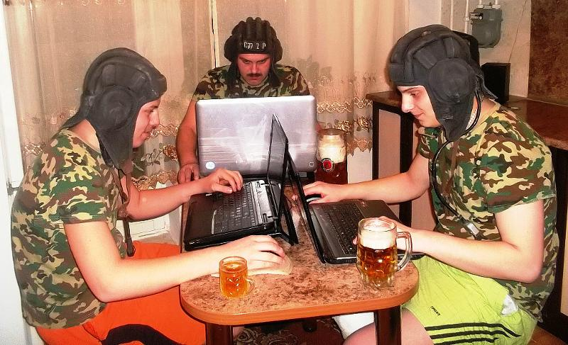 мемы про танки. игрок в танчики. типичный танкист. постоянно играет в танки. танкист за компом.