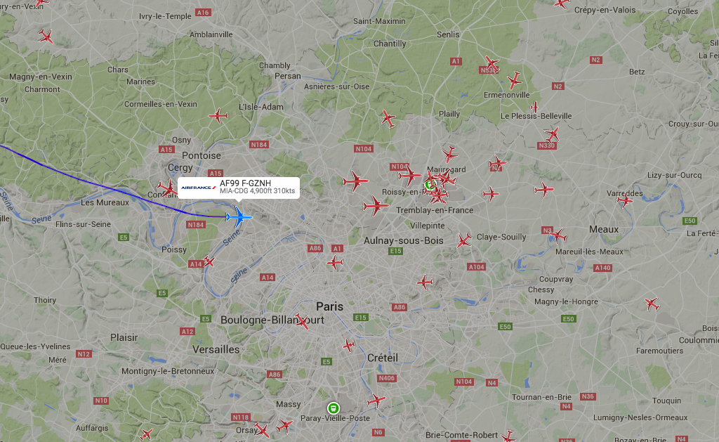 airlivenet's tweet photo. UPDATE EMERGENCY Air France #AF99 from Miami is on final approach to Paris CDG. Live: http://t.co/wvzw8EYS2M http://t.co/JgiLeuT27Q