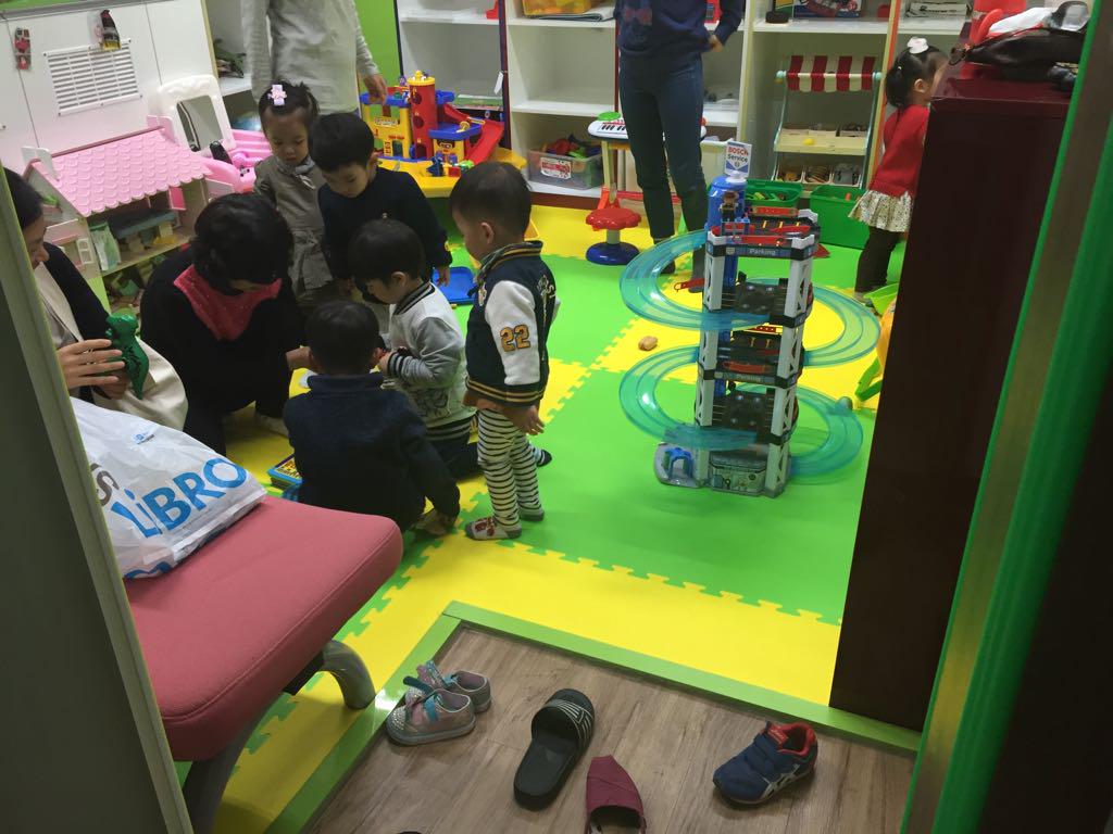 정자2동 장난감놀이터를 찾은 어린이친구들과 가족들이 즐거운 시간을 보내고 있네요. 할머니께서 즐겁게 책을 보여주셔서 놀러온 친구들이 장난감도 잊고 집중하고 있어요. #성남시