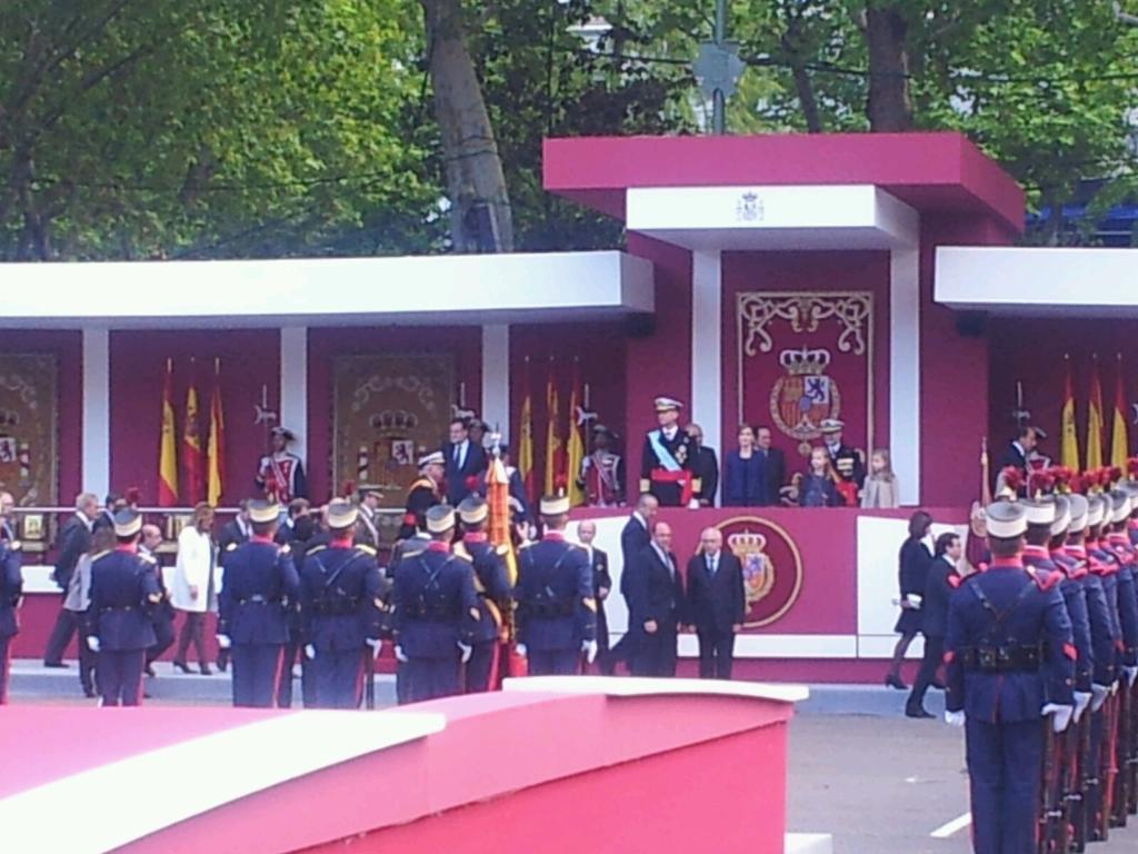 Defensagob's tweet photo. Los Reyes @CasaReal presiden el acto central del #12octFiestaNacional #DíadeTodos http://t.co/VrLbNxURzh