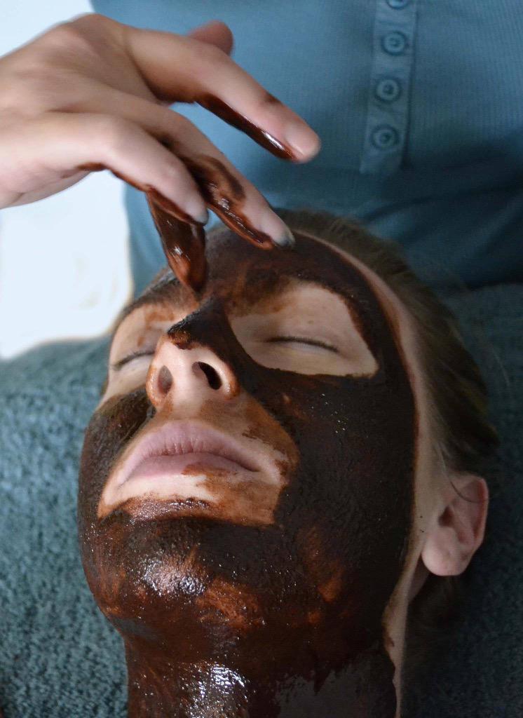 For #PaintFleetPink week.Book Mini Chocolate Facial £20 includes £10 donation. 07720632058. #BreastCancerAwareness