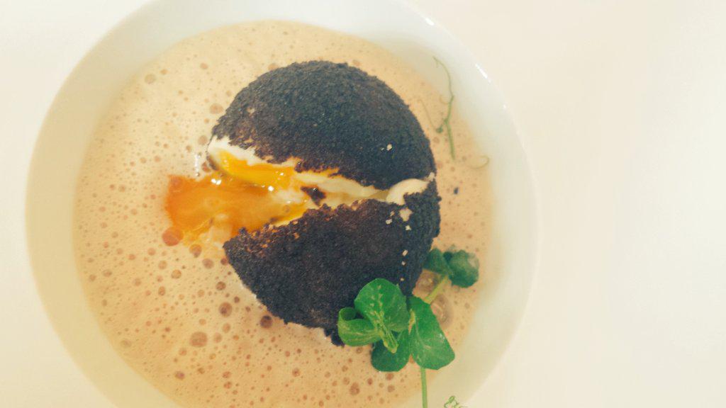 marketch's tweet image. Pour commencer oeuf mollet en croûte d encre de seiche dans une émulsion aux bolets #dominiquegauthier speechless