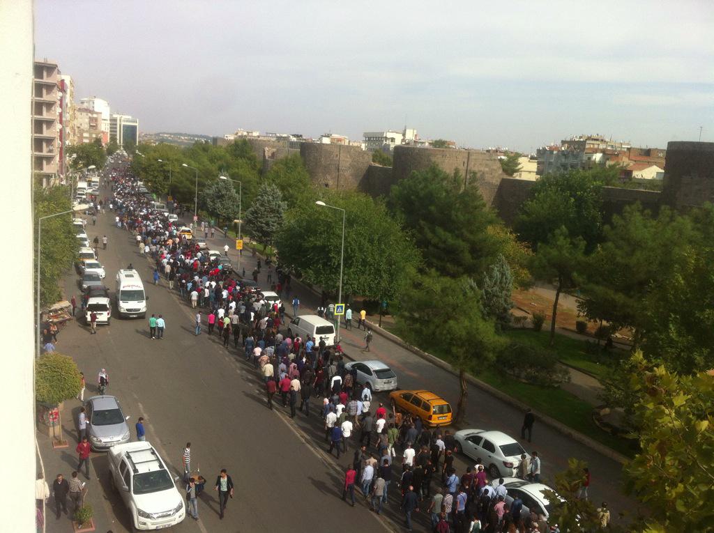 Ofisten harekete gecen kitle sloganlar eslignde dagkapiya dogru yürüyor ✌️ #katil #hirsiz #erdogan #heryersurici