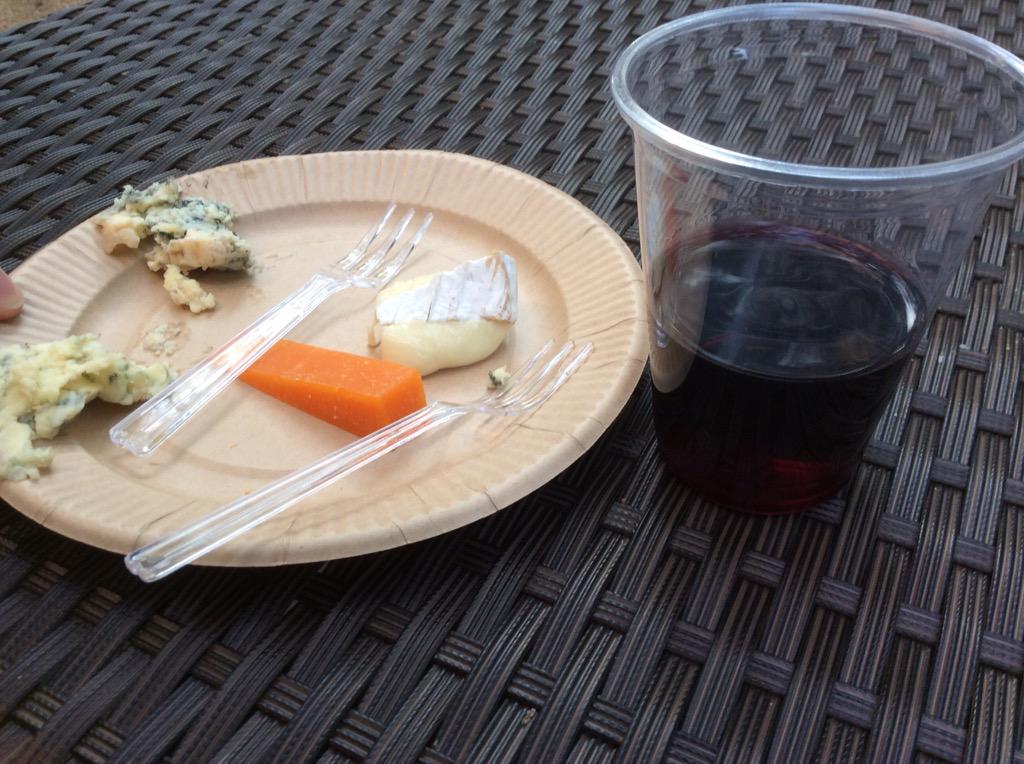 その後、撤収寸前のOBPホコ天フェスタで、ワインとチーズ🍷
終わりかけなので、どちらもおまけしてもらいました✌🏻️