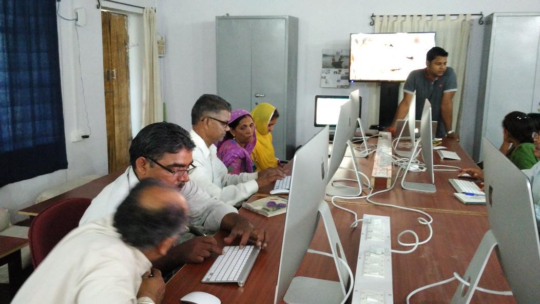 Sachin_7000's tweet photo. Apple #training to the grassroots at @BarefootCollege  @DEFindia http://t.co/UDSAUGinsw