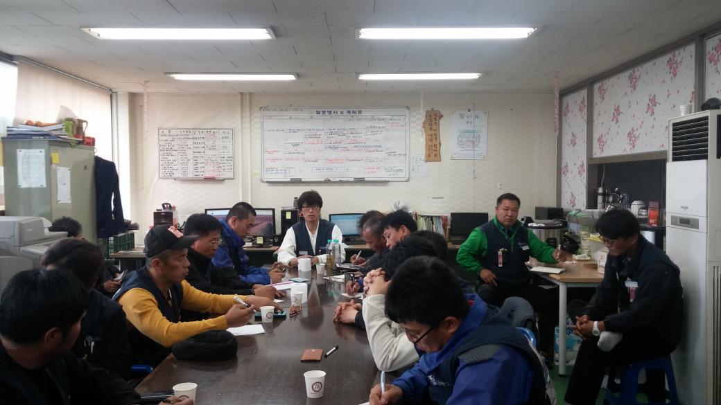 playman0825's tweet image. 장장 6시간을 회의해서 결론을 내렸다. 결론과 무관하게 몸이 안좋다. 몸살 걸리기 전날 상태라 거점 당직인데 집으로 도망왔다. 아직 시차적응이 안되는걸로. 사진 보니 스포츠머리나 빡빡이들이 많다 참.