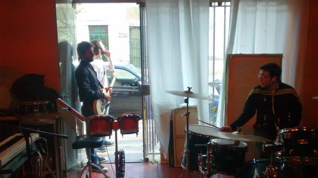 SoldaditosRock's tweet photo. Mientras Junior se fuma un pucho les contamos que el sábado tocamos en Pergamino con los amigos de @cisuradesilvio. http://t.co/OsCrImrxQC