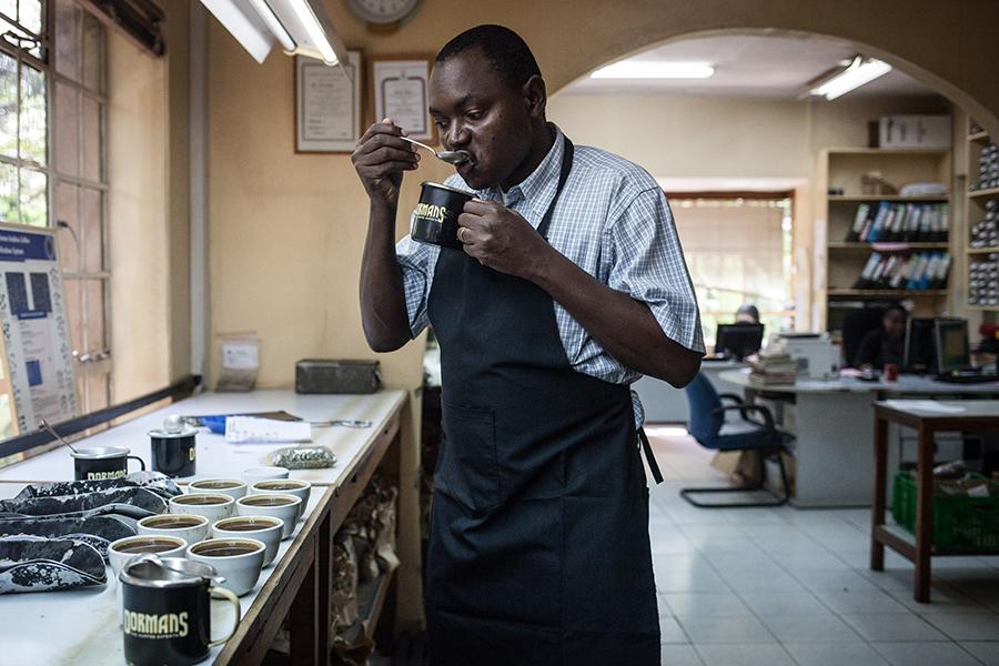 FT's tweet photo. Can coffee culture take off in Kenya, a nation of tea-drinkers? http://t.co/Eara9j4gZP http://t.co/PywBIaFTJp